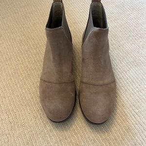 EUC Sorel Harlow Suede Chelsea Boot